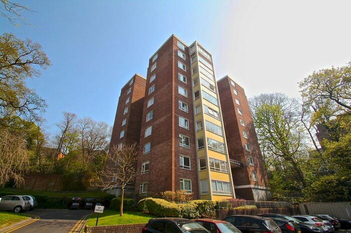 2 Bedroom Flat To Rent In Knoll Court, Farquhar Road, London, SE19