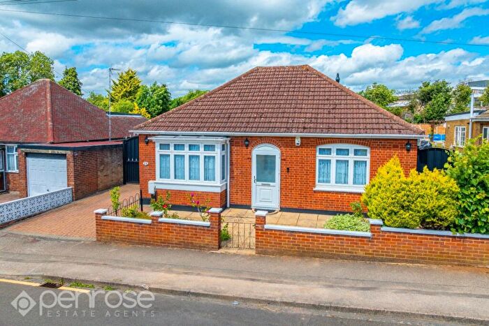 4 Bedroom Detached Bungalow For Sale In Warden Hill Road, Luton, Bedfordshire, LU2