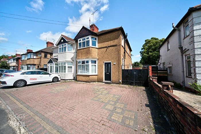 3 Bedroom Semi Detached House For Sale In Leagrave Road, Luton, Bedfordshire, LU3