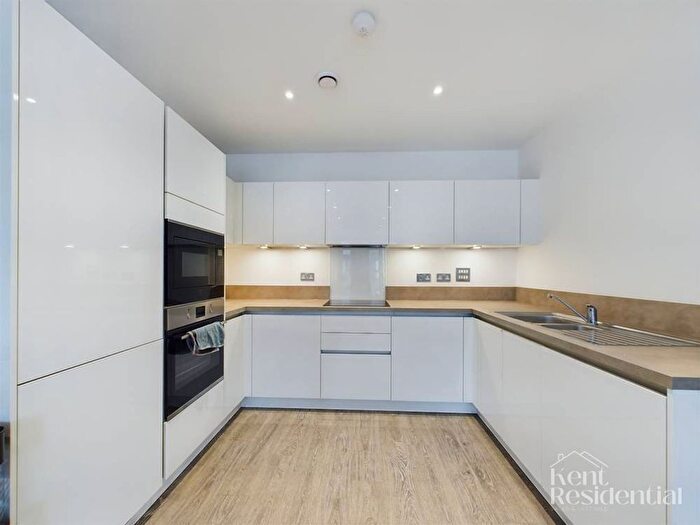 2 Bedroom Flat To Rent In Corys Road, Rochester, ME1