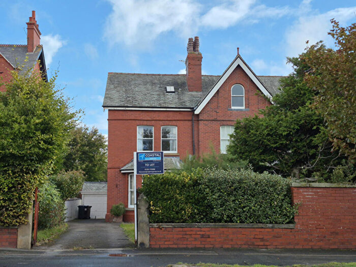 4 Bedroom Semi-Detached House To Rent In Clifton Drive, Lytham, FY8