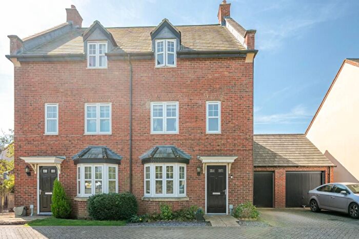 3 Bedroom Semi-Detached House For Sale In Goodwood Close, Bicester, Oxfordshire, OX26