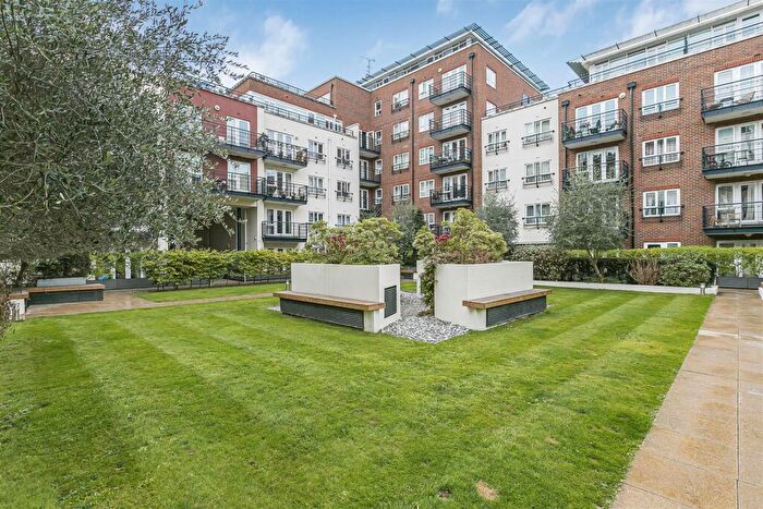 2 Bedroom Apartment For Sale In Seven Kings Way, Kingston Upon Thames, KT2