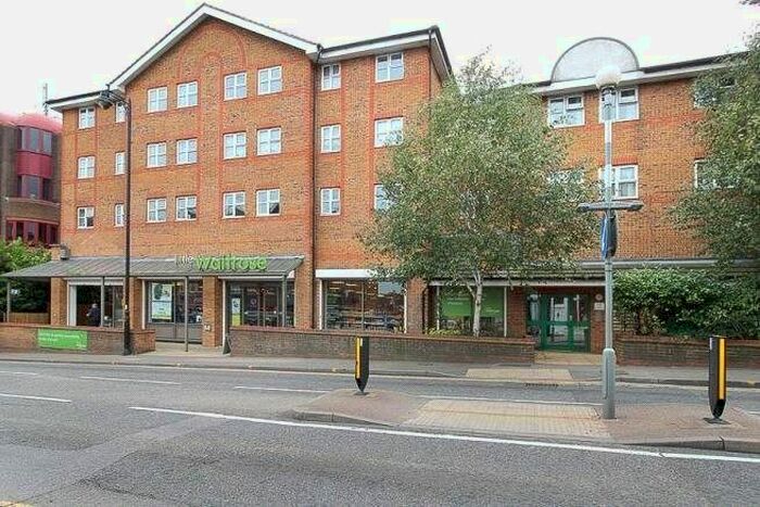 2 Bedroom Flat To Rent In Windmill Hill, Enfield, Middlesex, EN2