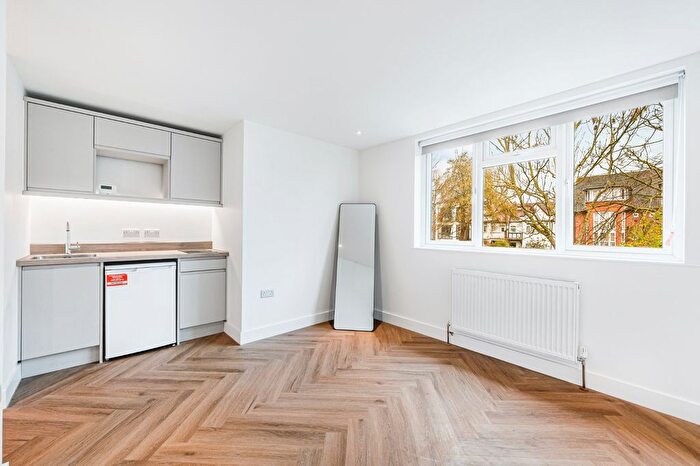 Studio To Rent In Ellesmere Road, Turnham Green, W4