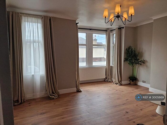 2 Bedroom Flat To Rent In Park Avenue, Barking, IG11