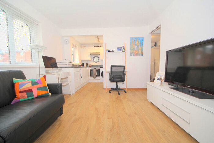 1 Bedroom Flat To Rent In Leigh Hunt Drive, Southgate, N14