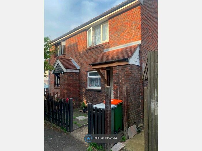 2 Bedroom Semi-Detached House To Rent In Giralda Close, London, E16