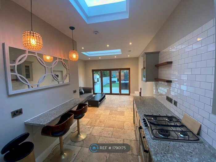 2 Bedroom Flat To Rent In Longley Road, Tooting London, SW17