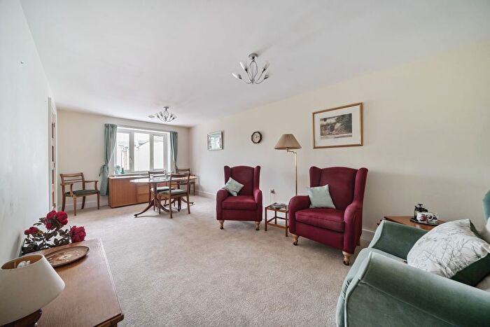 1 Bedroom Flat For Sale In Clover Leaf Court, Ackender Road, Alton, Hampshire, GU34