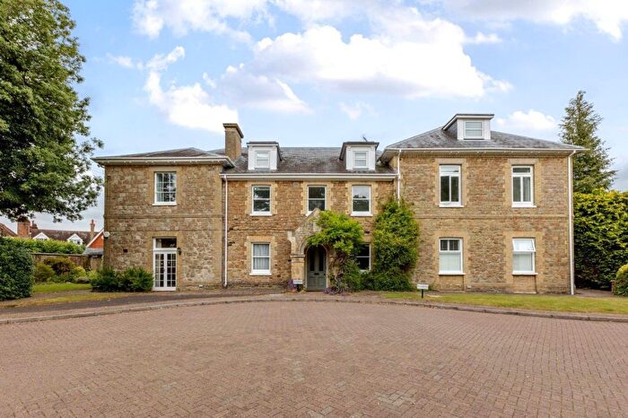 2 Bedroom Flat To Rent In Holly Bush Lane, Sevenoaks, TN13