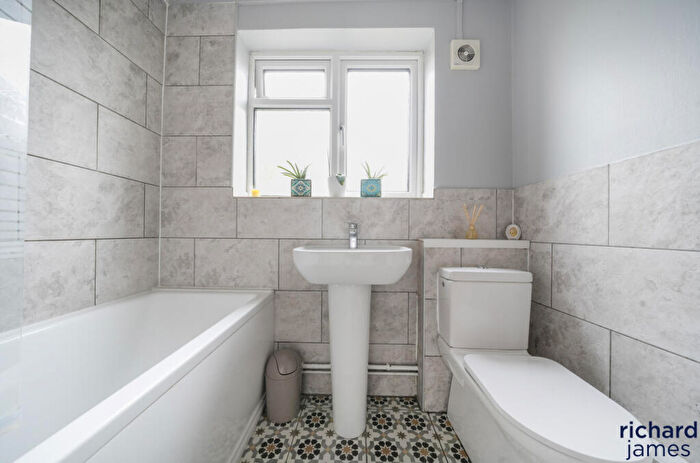 3 Bedroom Terraced House For Sale In William Street, Kingshill, Swindon, SN1
