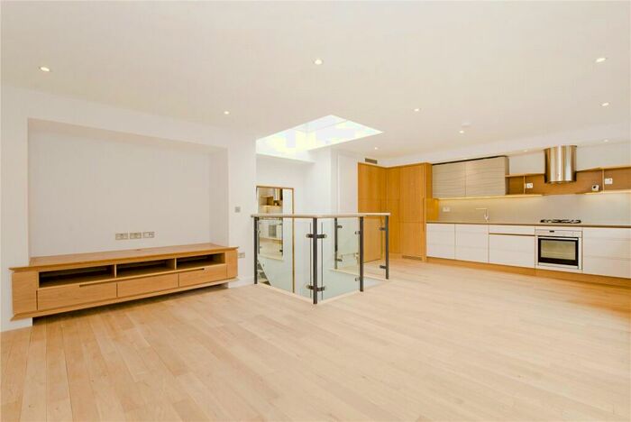 3 Bedroom Mews To Rent In Bouton Place, Angel, N1