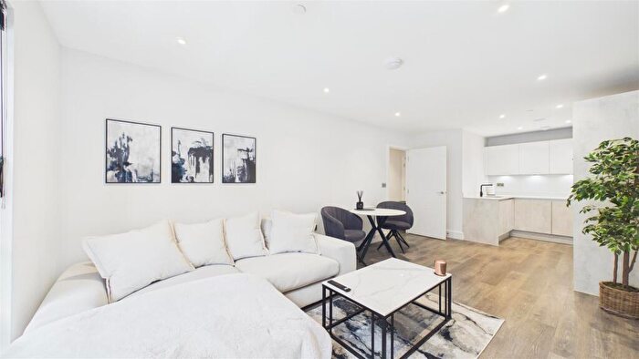 2 Bedroom Flat For Sale In Bircherley Green, Hertford, SG14