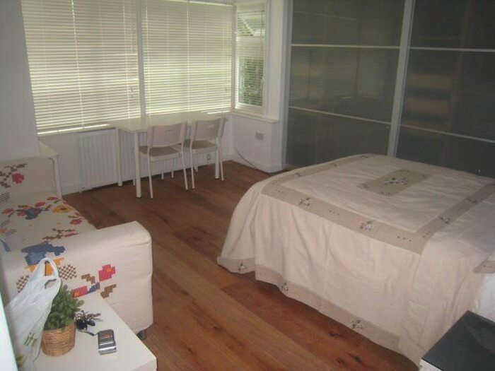 Studio To Rent In Hendon Way, London, NW2