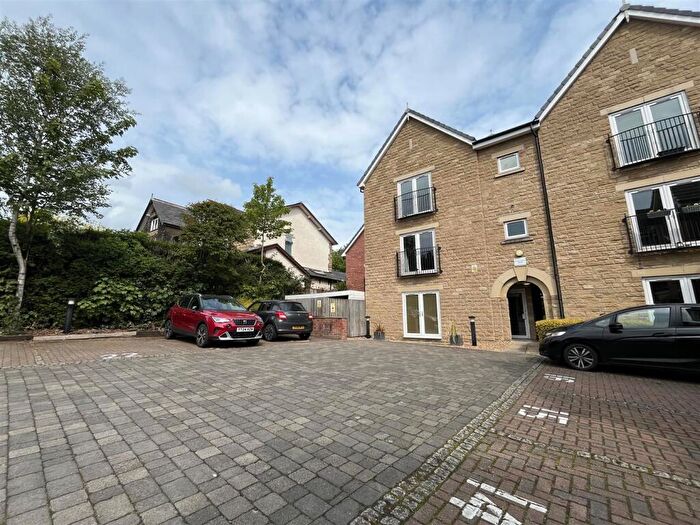 2 Bedroom Apartment For Sale In Stainbeck Lane, Leeds, LS7