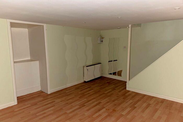 2 Bedroom Flat For Sale In Manor Road, Wallington, Surrey, SM6