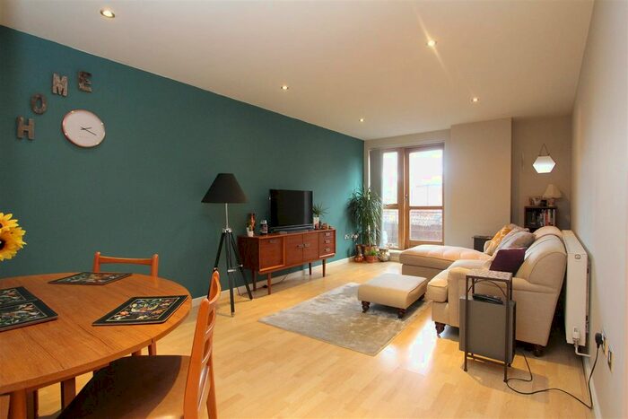 2 Bedroom Flat For Sale In Balmoral Place, Brewery Wharf, LS10