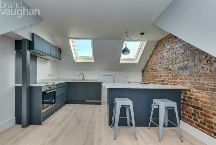 2 Bedroom Flat To Rent In Whitehawk Road, Brighton, BN2