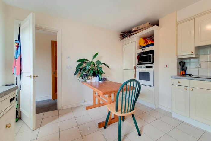 2 Bedroom Flat To Rent In William Morris Way, Sands End, London, SW6