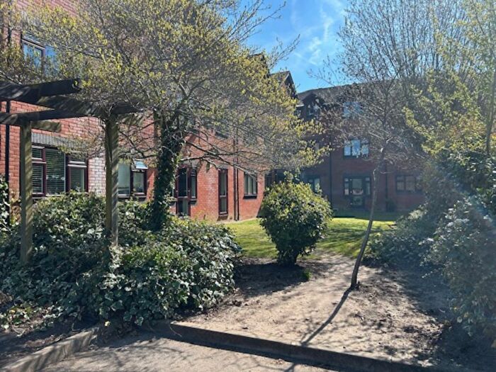 2 Bedroom Flat To Rent In Albert Walk, Crowthorne, RG45