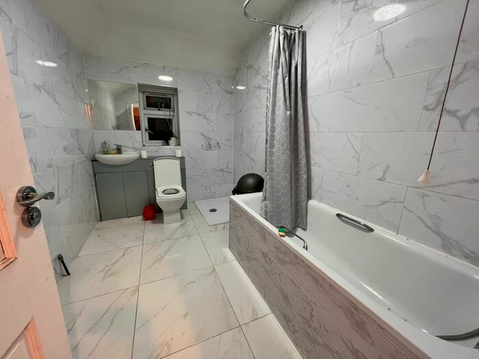 2 Bedroom Flat To Rent In Stanhope Gardens, Dagenham, RM8