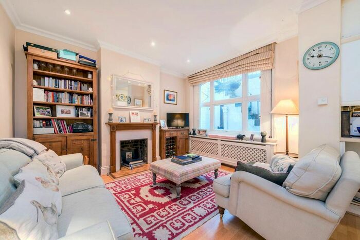 2 Bedroom Flat To Rent In Barons Court Road, Barons Court, London, W14