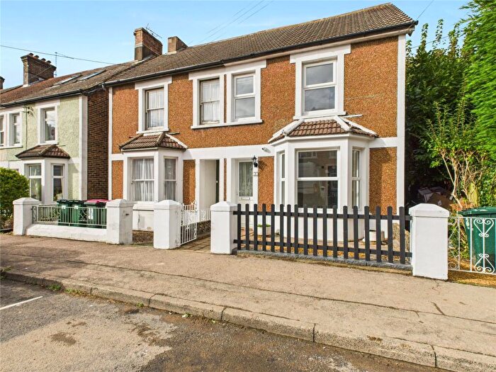 Semi-Detached House To Rent In Victoria Road, Crawley, West Sussex, RH11