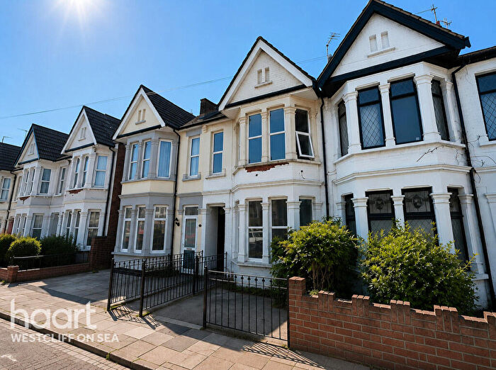 2 Bedroom Flat For Sale In Richmond Avenue, Westcliff-On-Sea, SS0