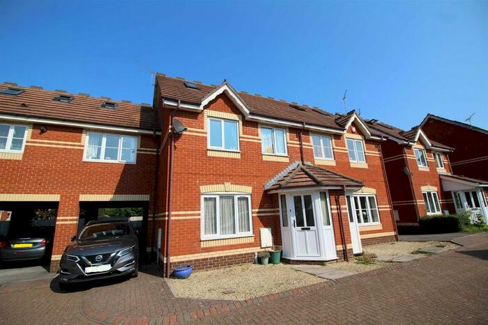 3 Bedroom Terraced House To Rent In Kingham Close, Chippenham, SN14