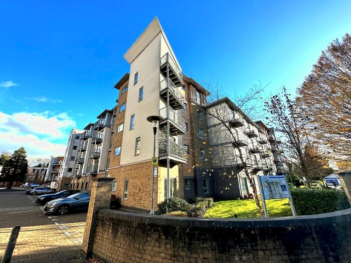 2 Bedroom Flat To Rent In Coombe Way, Farnborough, GU14