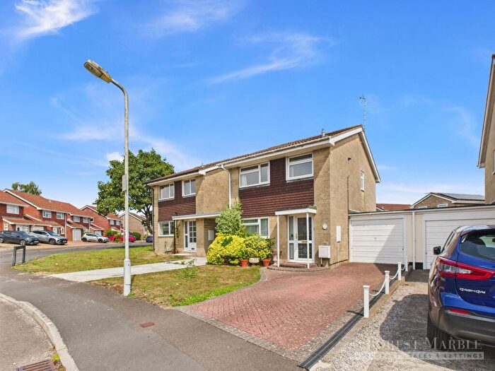 3 Bedroom Link Detached House For Sale In Ludlow Close, Frome, BA11