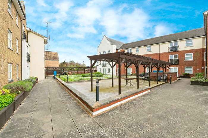 2 Bedroom Flat For Sale In Walsworth Road, Hitchin, Hertfordshire, SG4
