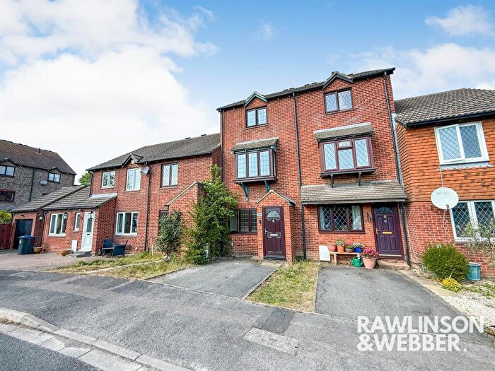 3 Bedroom Town House To Rent In Kings Chase, East Molesey, KT8