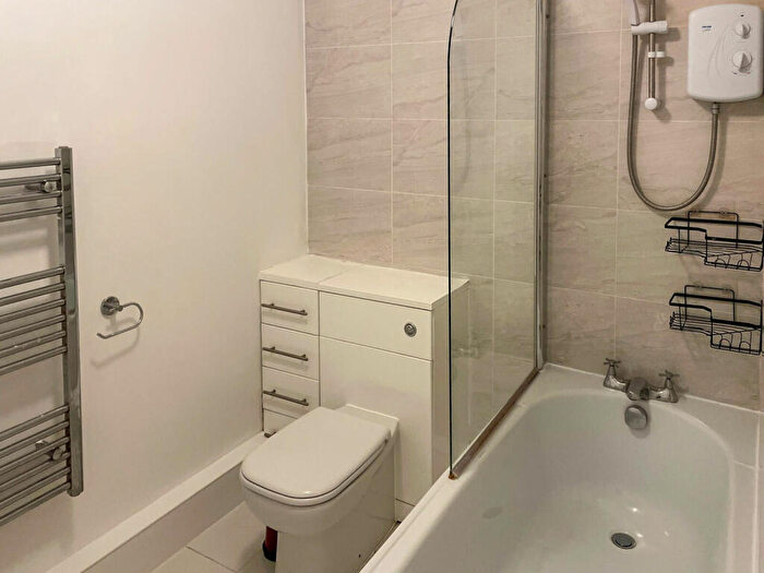 1 Bedroom Flat To Rent In Holden Avenue, Woodside Park, London, N12