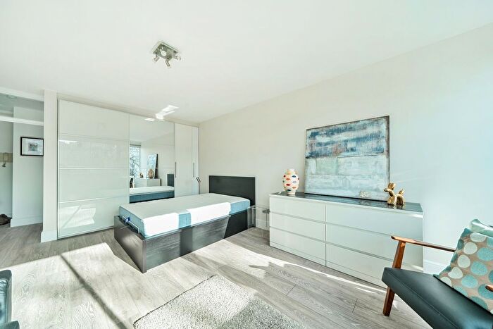 Studio To Rent In Kensington Park Road, London, W11