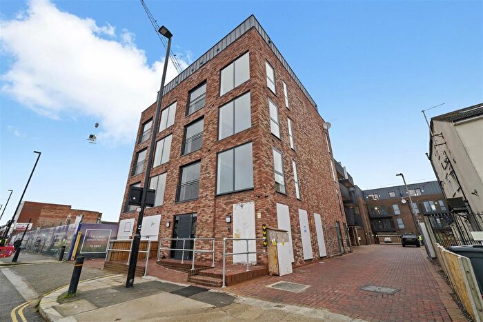 2 Bedroom Flat To Rent In Staines Road, Hounslow, TW4