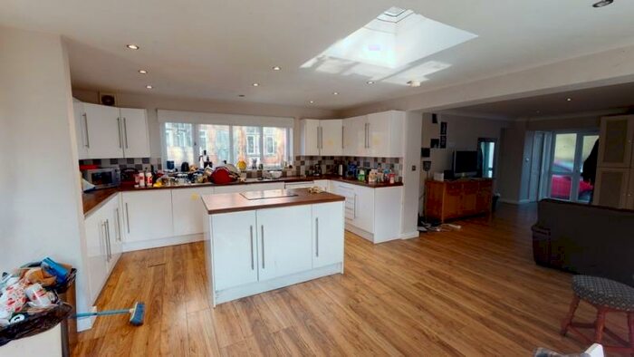 6 Bedroom Property To Rent In Squirrel Cottage, North Hill Road, Headingley, Leeds, LS6