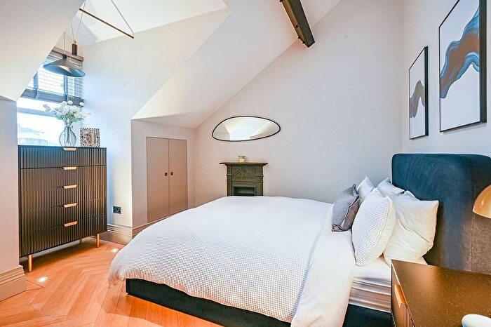 3 Bedroom Flat To Rent In Gunterstone Road, West Kensington, London, W14