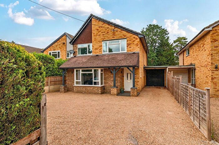 4 Bedroom Link Detached House For Sale In Ambleside Road, Lightwater, GU18