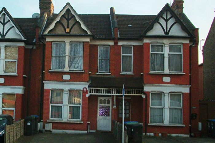 2 Bedroom Flat To Rent In Bowes Road, London, N11