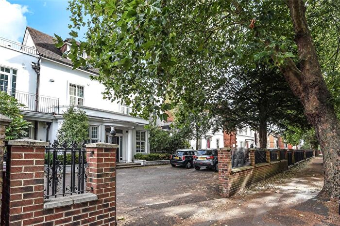 2 Bedroom Apartment For Sale In London Road, Reading, Berkshire, RG1