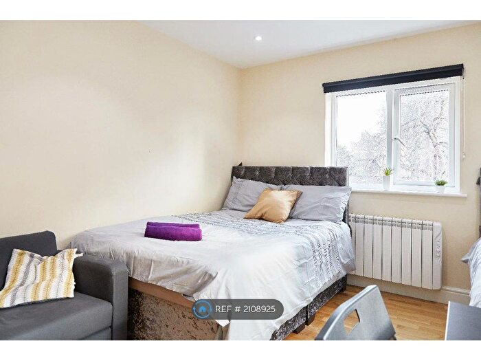 Studio To Rent In Walworth Road, London, SE17