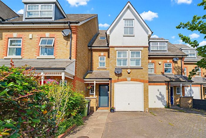 4 Bedroom Town House For Sale In York Avenue, Hanwell, W7