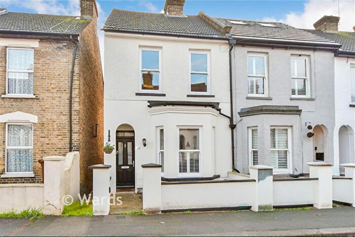 3 Bedroom End Of Terrace House For Sale In Weston Road, Strood, Rochester, Kent, ME2