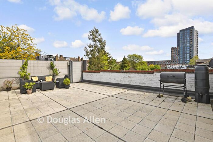 2 Bedroom Maisonette For Sale In Hoe Street, Walthamstow, E17