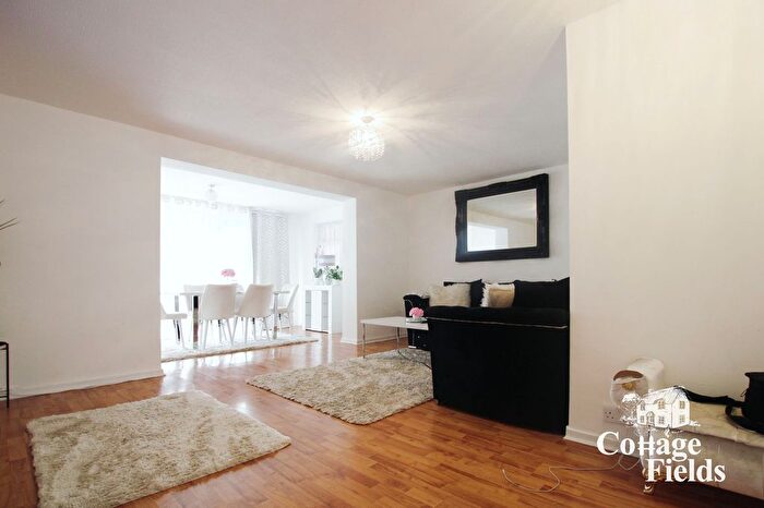 3 Bedroom Semi-Detached House To Rent In Sandringham Close, Enfield, EN1