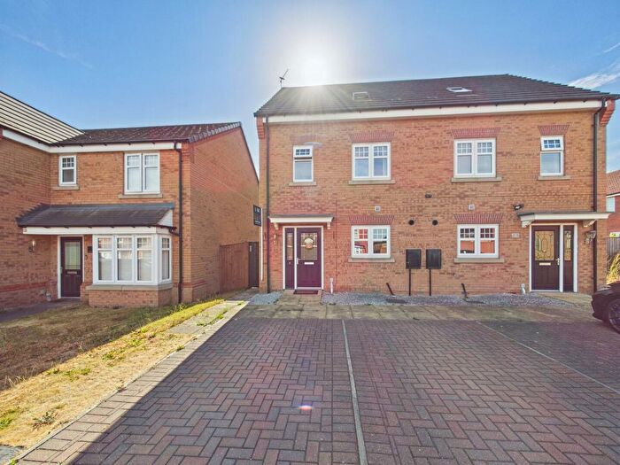 3 Bedroom Semi-Detached House For Sale In Shortwall Court, Pontefract, WF8