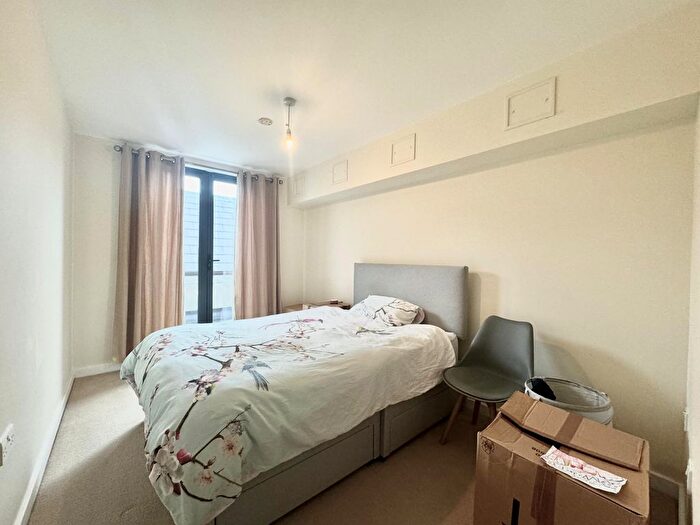 2 Bedroom Flat To Rent In St George's Court, Rothesay Avenue, Wimbledon Chase, SW20