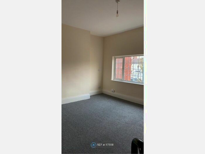 2 Bedroom Flat To Rent In Hainton Avenue, Grimsby, DN32